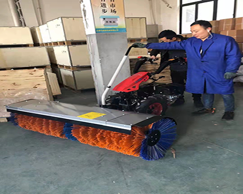 小型扫雪机可以进入每条街道进行积雪清扫