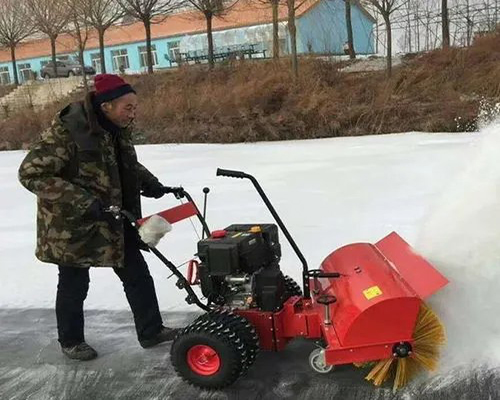 冬季除雪少不了山东小型扫雪机设备1